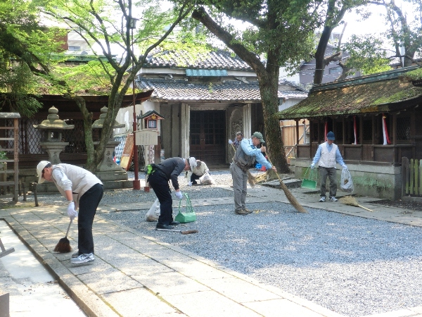 2127-12.5.10下御霊神社美化　全体活動風景.jpg